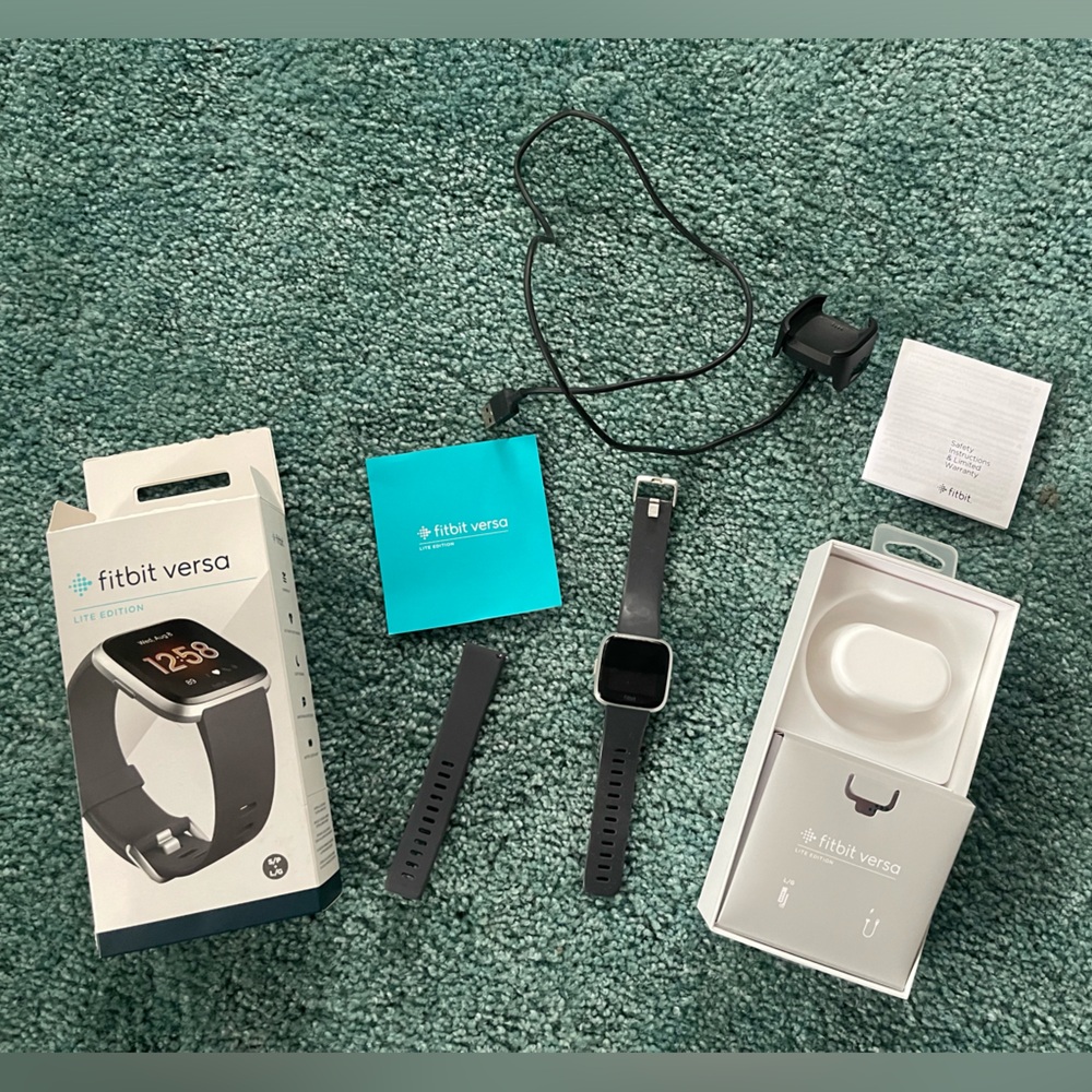 Fitbit Versa Lite Grey - Complete w all - Works